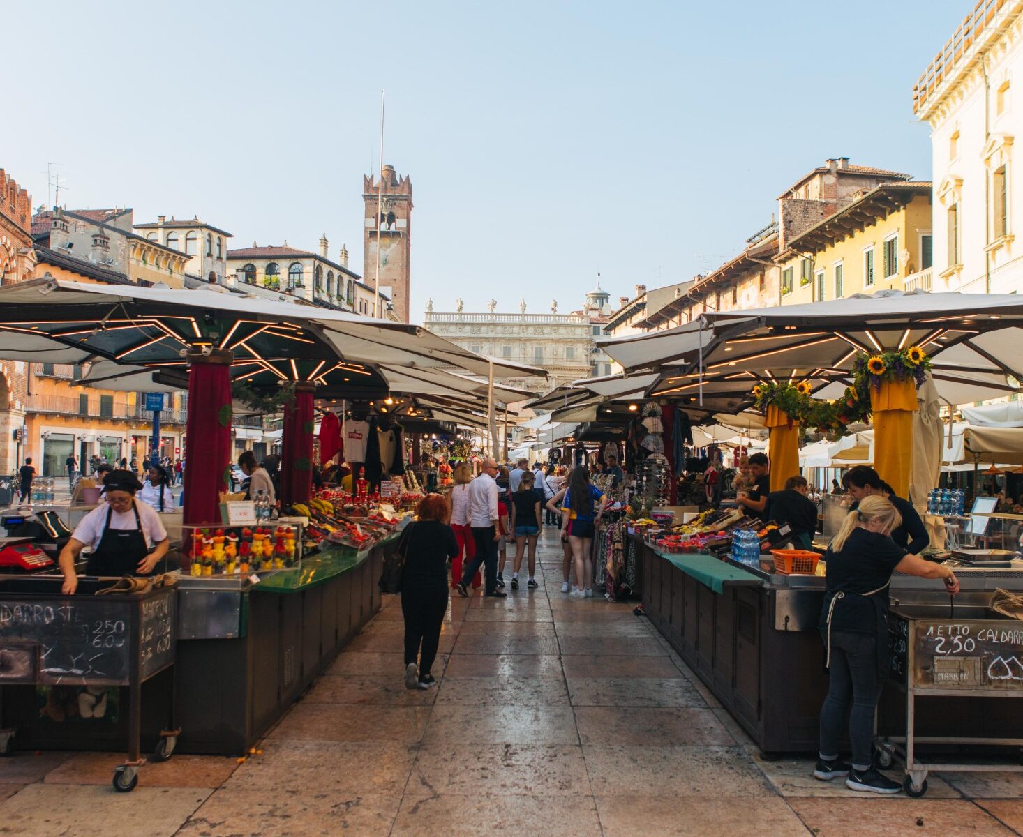 Bancarelle di frutta e verdura al mercato di Piazza delle Erbe a Verona