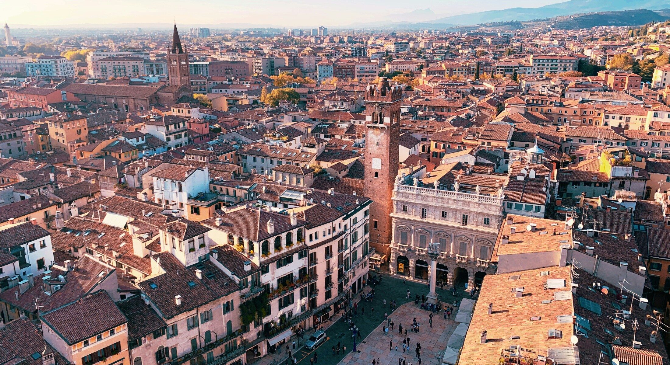 Veduta panoramica di Verona con Piazza delle Erbe e Torre dei Lamberti