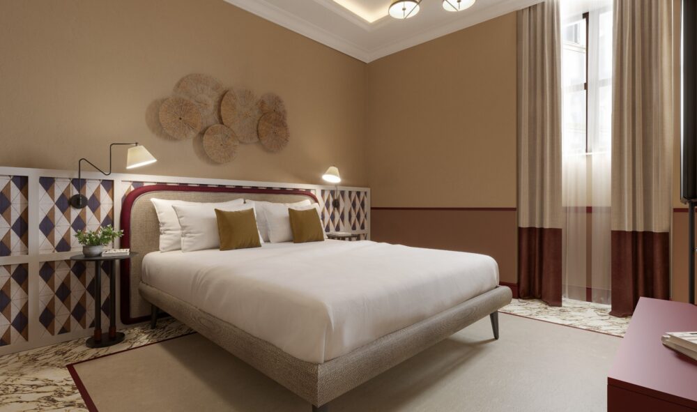 Camera elegante con letto matrimoniale e colori che richiamano la pietra veronese