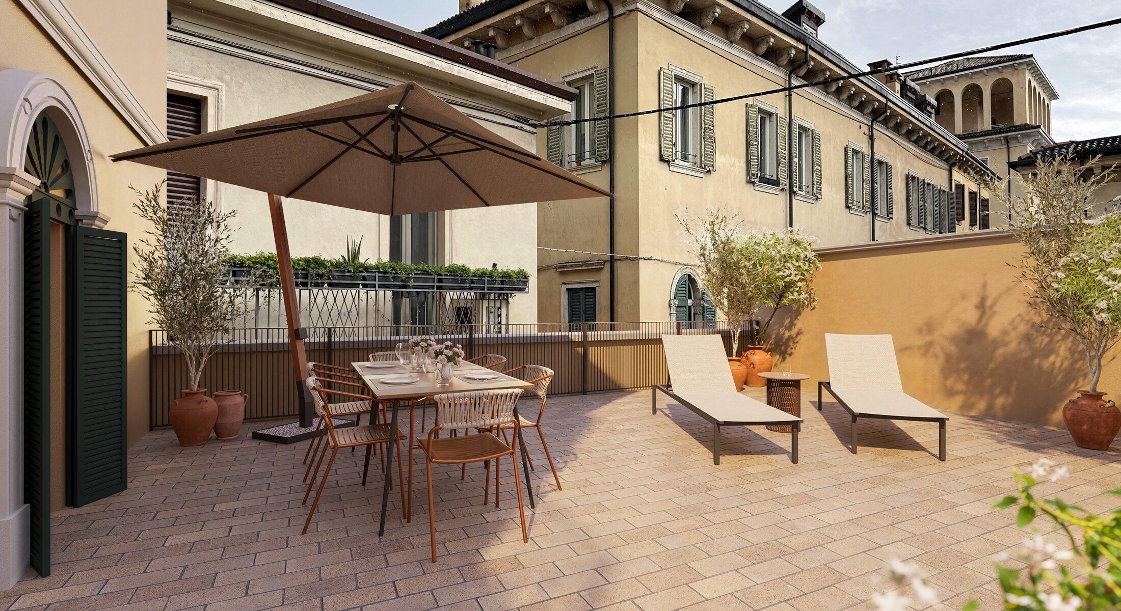 Terrazza con tavolo da pranzo e lettini prendisole
