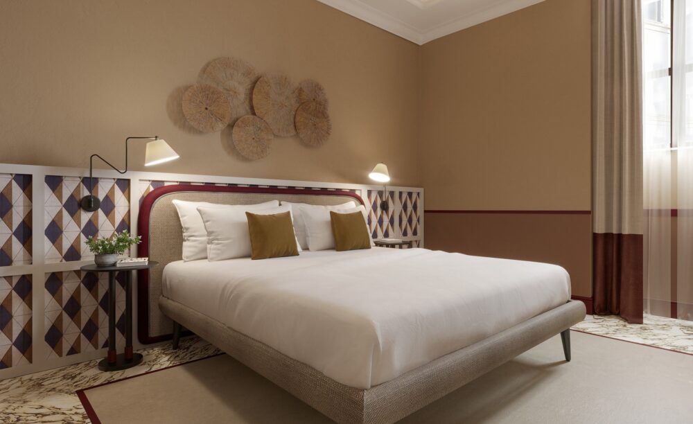 Camera elegante con letto matrimoniale e colori che richiamano la pietra veronese