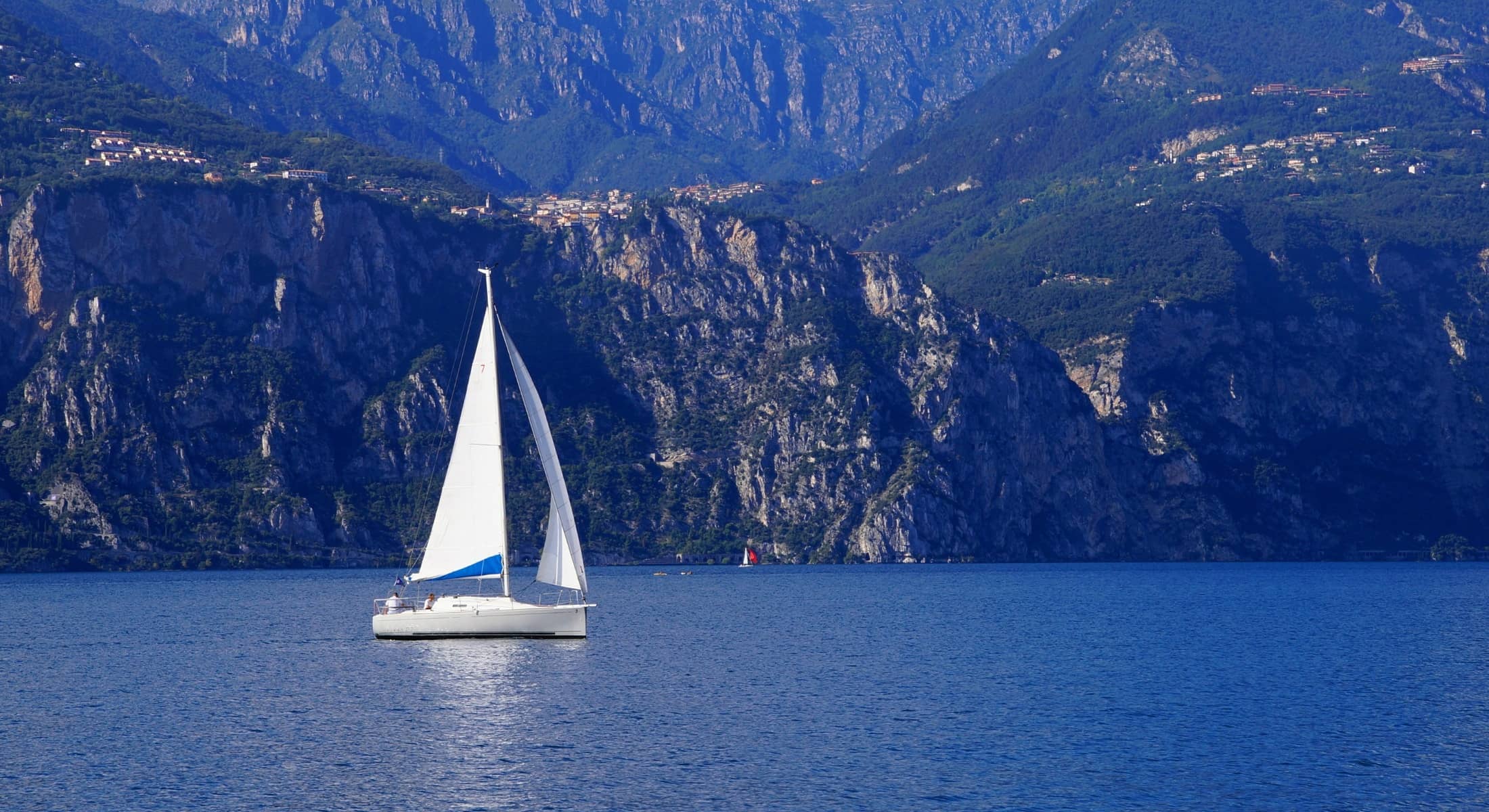 Barca a vela sul Lago di Garda con vista sulle montagne, Verona