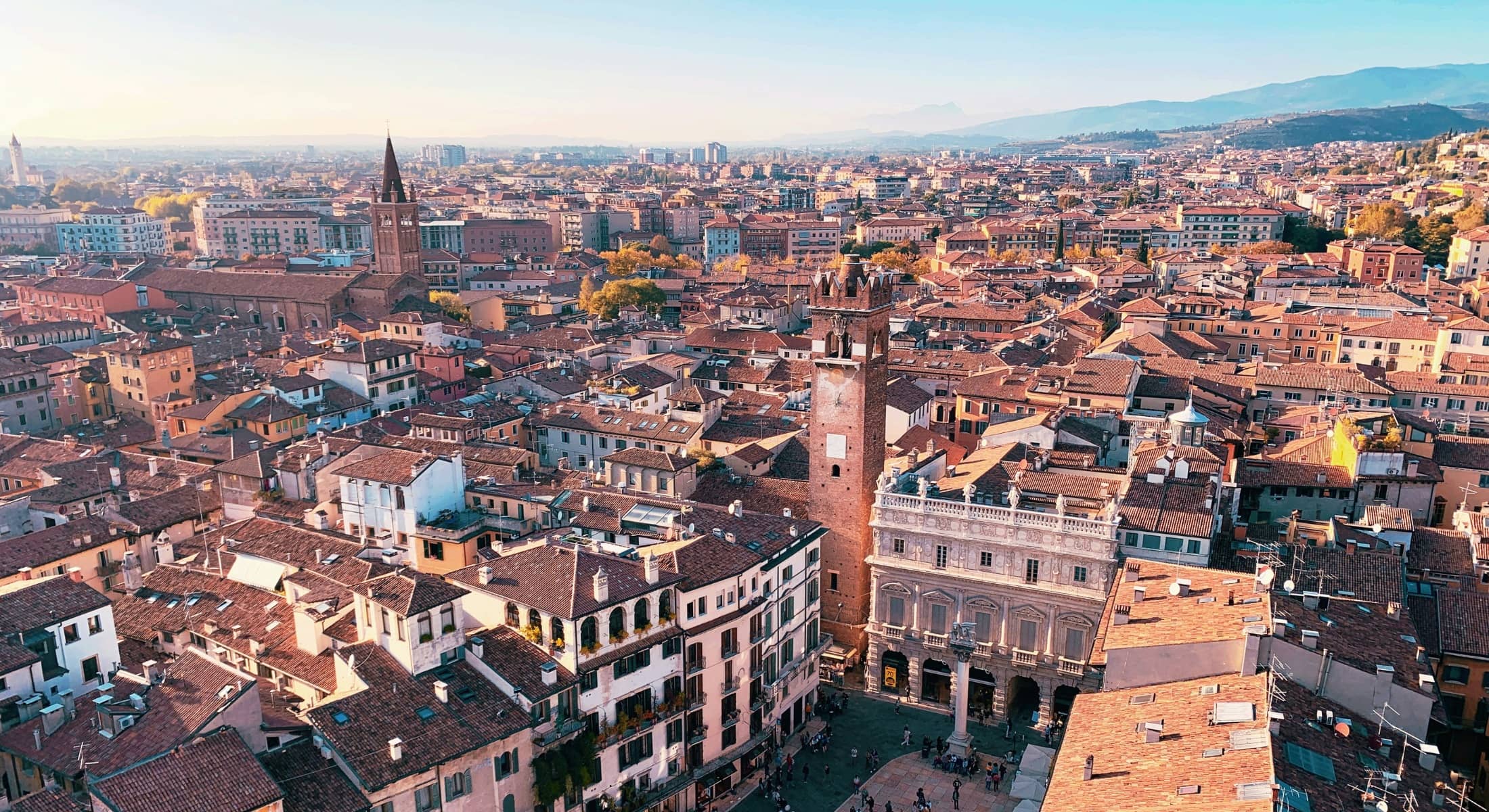 Veduta panoramica di Verona con Piazza delle Erbe e Torre dei Lamberti