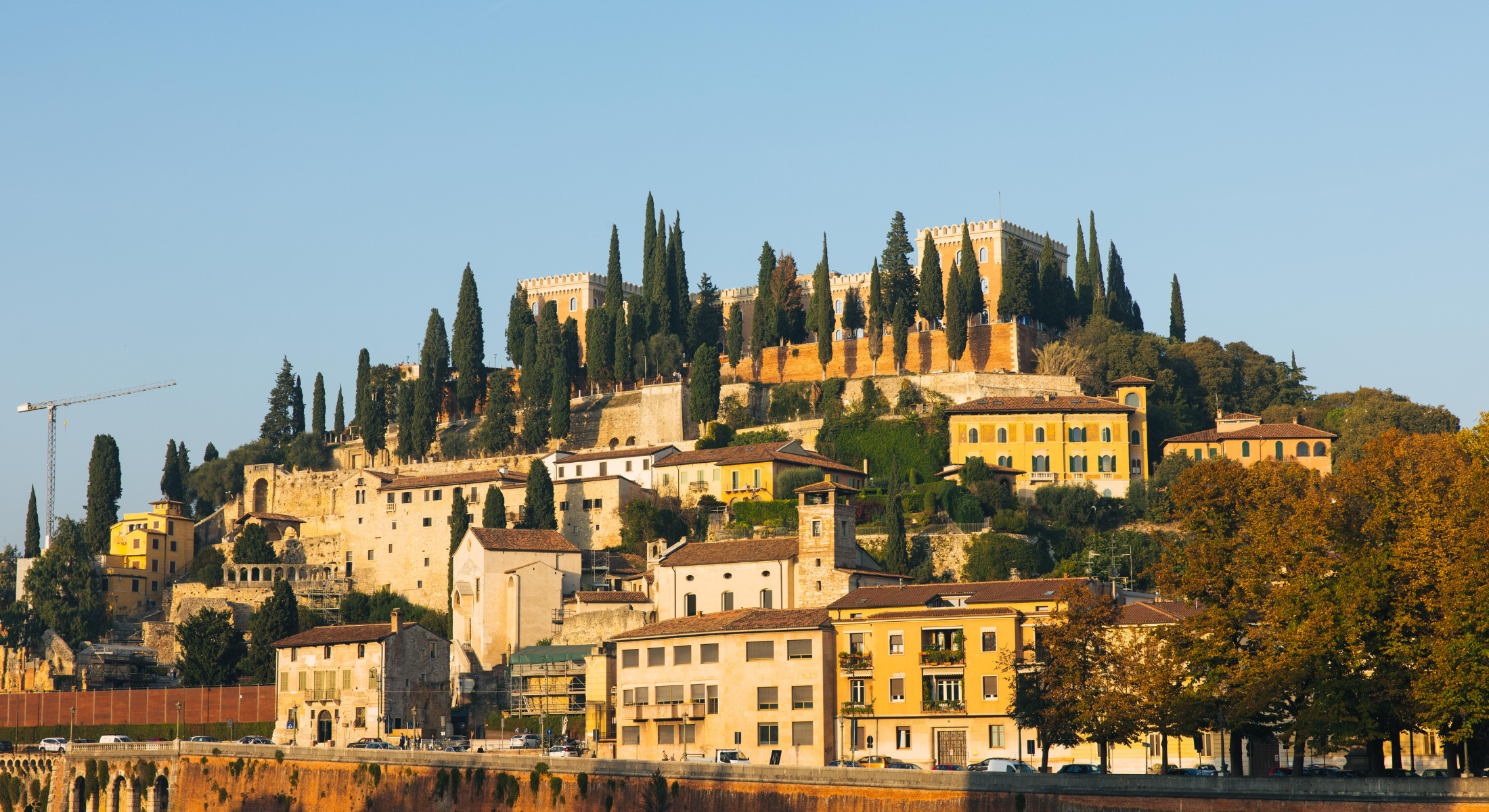Castel San Pietro sulla collina di Verona con case e alberi circostanti