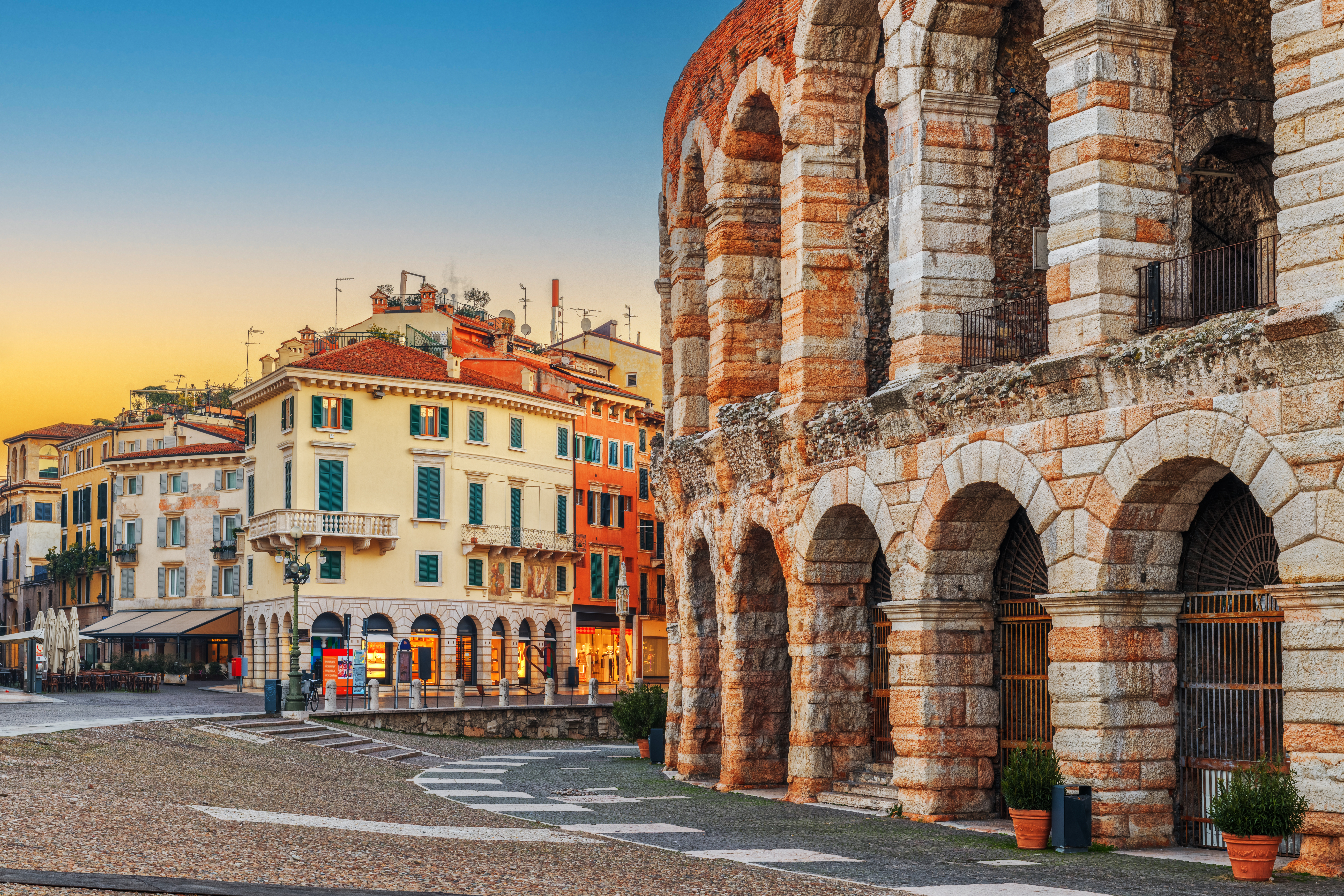 Arena di Verona e palazzi storici al tramonto