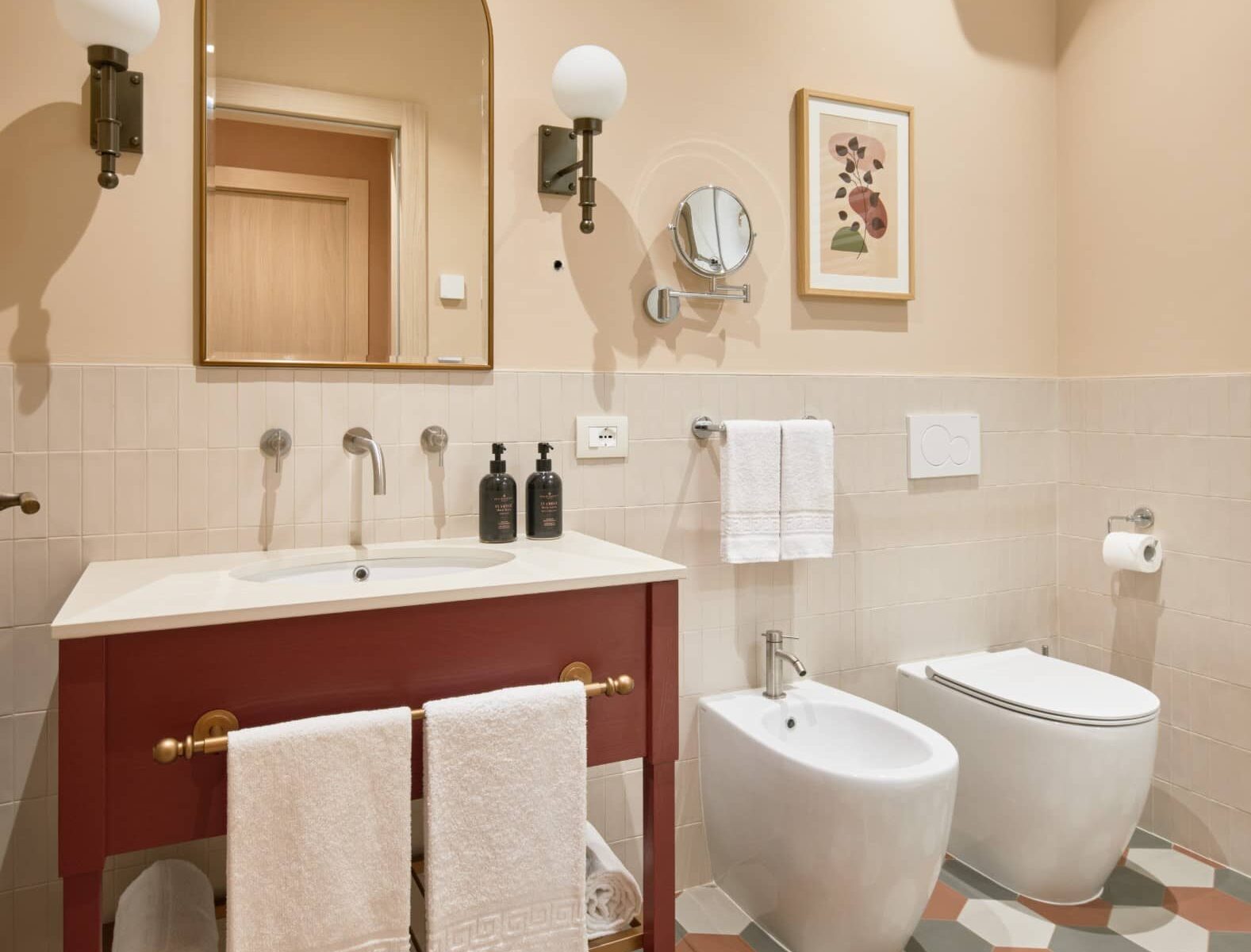 Bagno con lavabo rosso e bidet su pareti beige – Homy Livia Verona