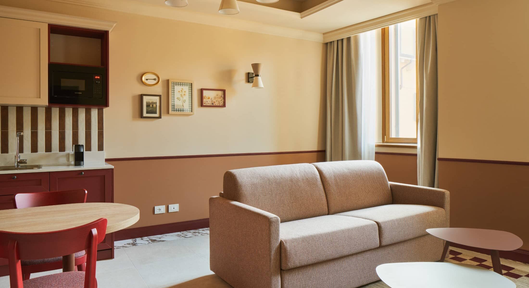 Soggiorno con divano beige, tavolino rotondo e luce naturale – Homy Livia Verona