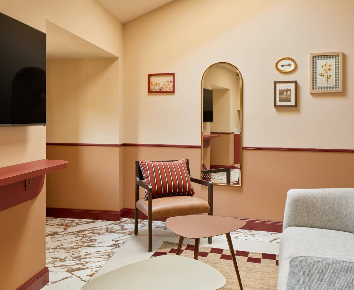 Soggiorno con divano beige, poltrona e tavolino rotondo – Homy Livia Verona