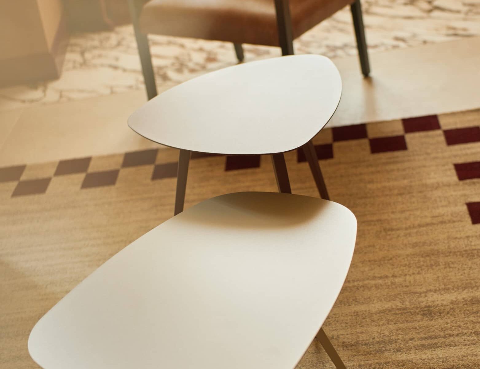 Tavolino bianco ovale su tappeto a motivi geometrici – Homy Livia Verona