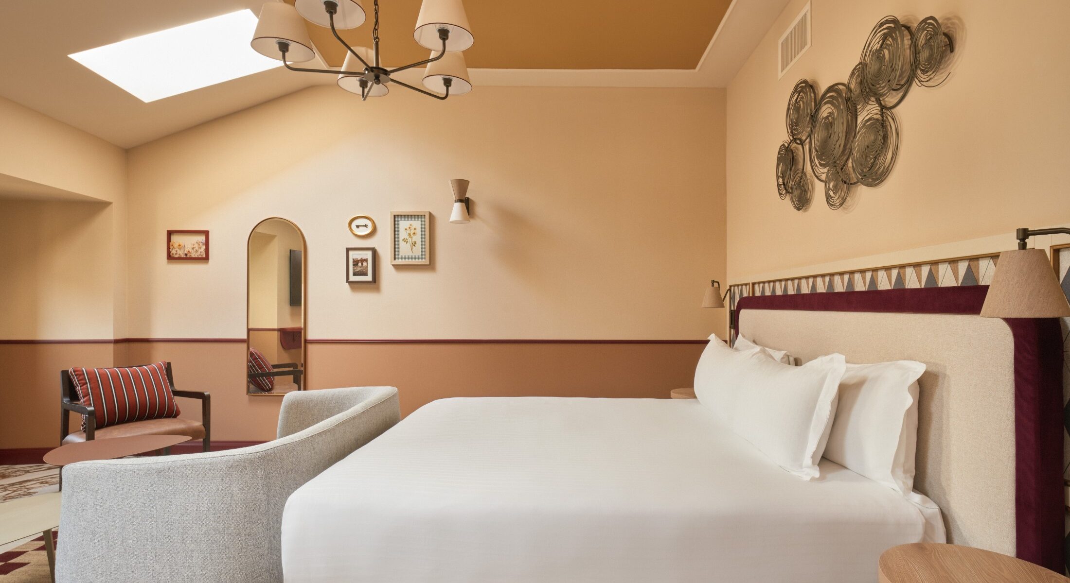 Camera con letto matrimoniale e decorazione murale – Homy Livia Verona