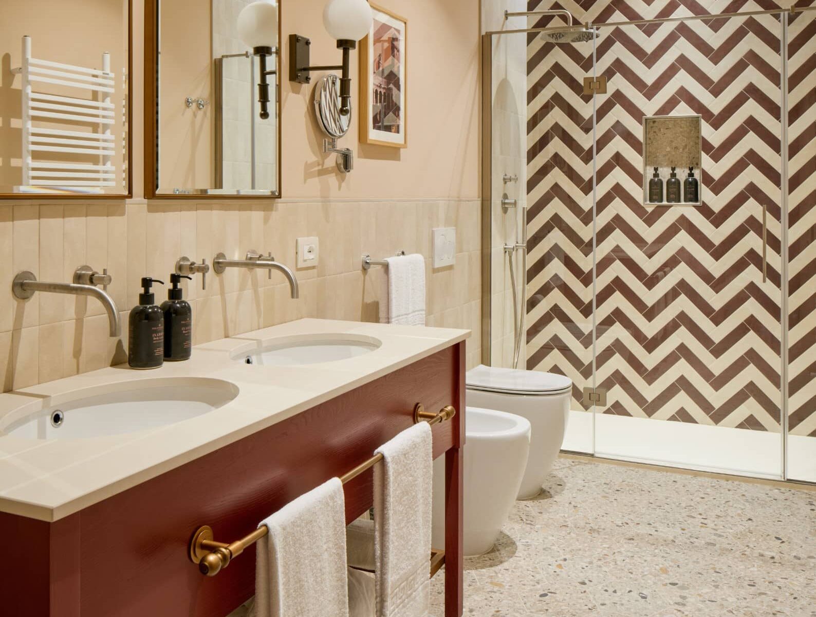 Bagno con piastrelle a zig-zag e mobile lavabo rosso – Homy Livia