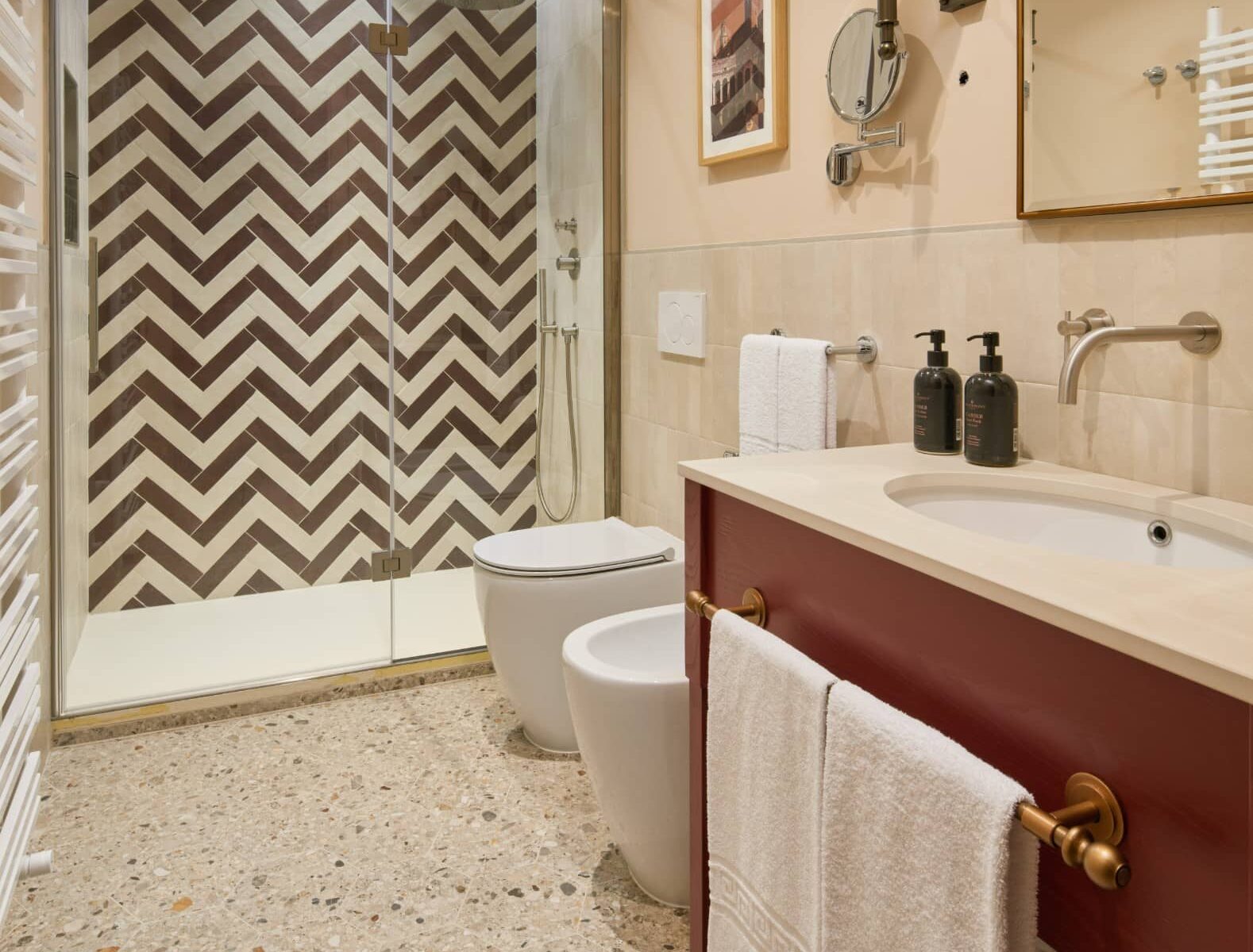 Bagno con piastrelle a zig-zag e mobile lavabo rosso – Homy Livia