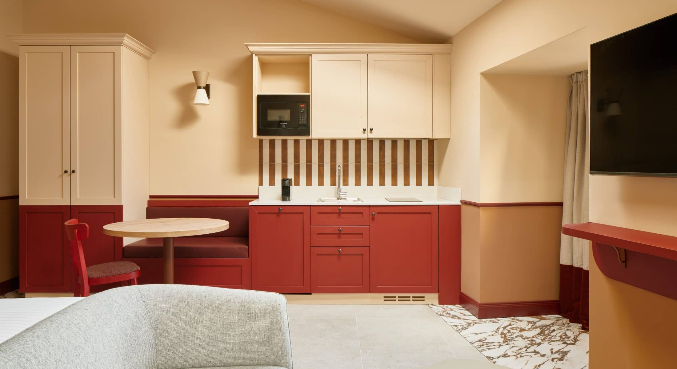 Zona living mansardata con cucina e lucernario – Homy Livia Verona