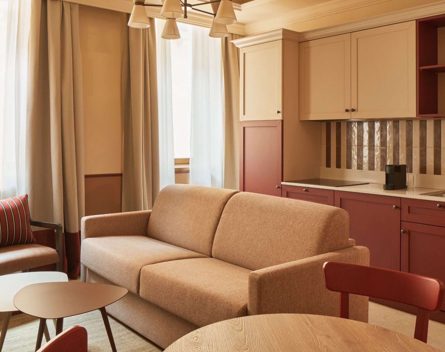 Soggiorno con divano beige e tavolo rotondo in legno – Homy Livia Verona