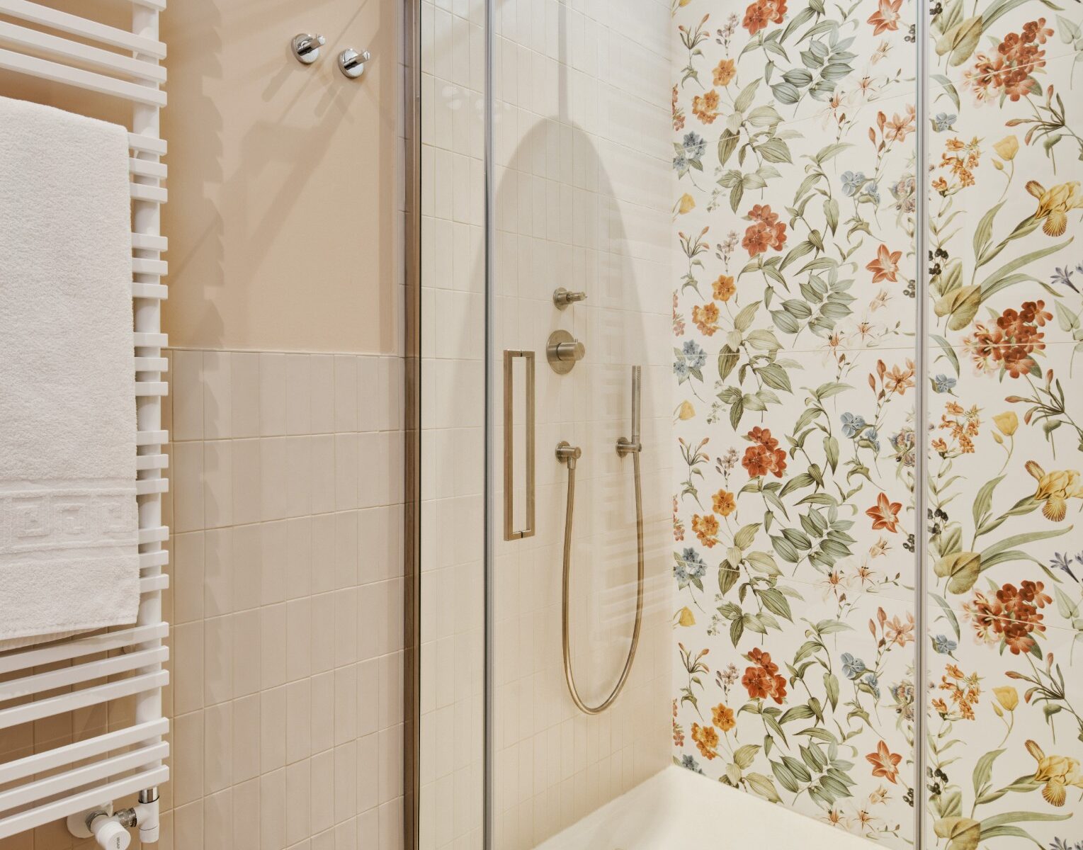 Bagno con doccia in vetro e parete floreale decorativa – Homy Livia Verona