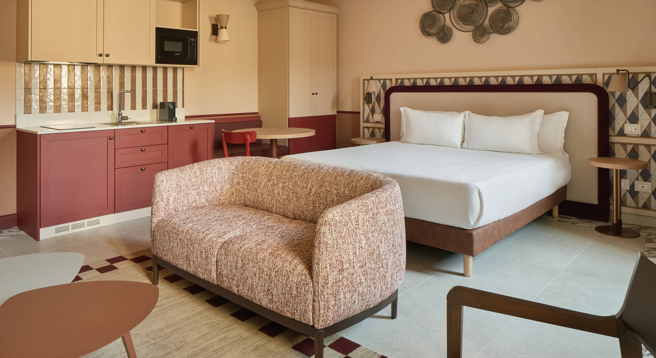 Camera con letto matrimoniale e divano imbottito beige – Homy Livia Verona