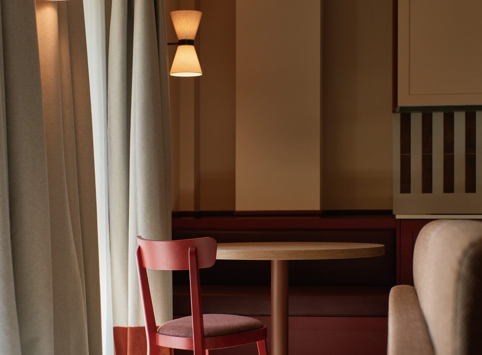 Angolo studio con scrivania e tenda chiara – Homy Livia Verona