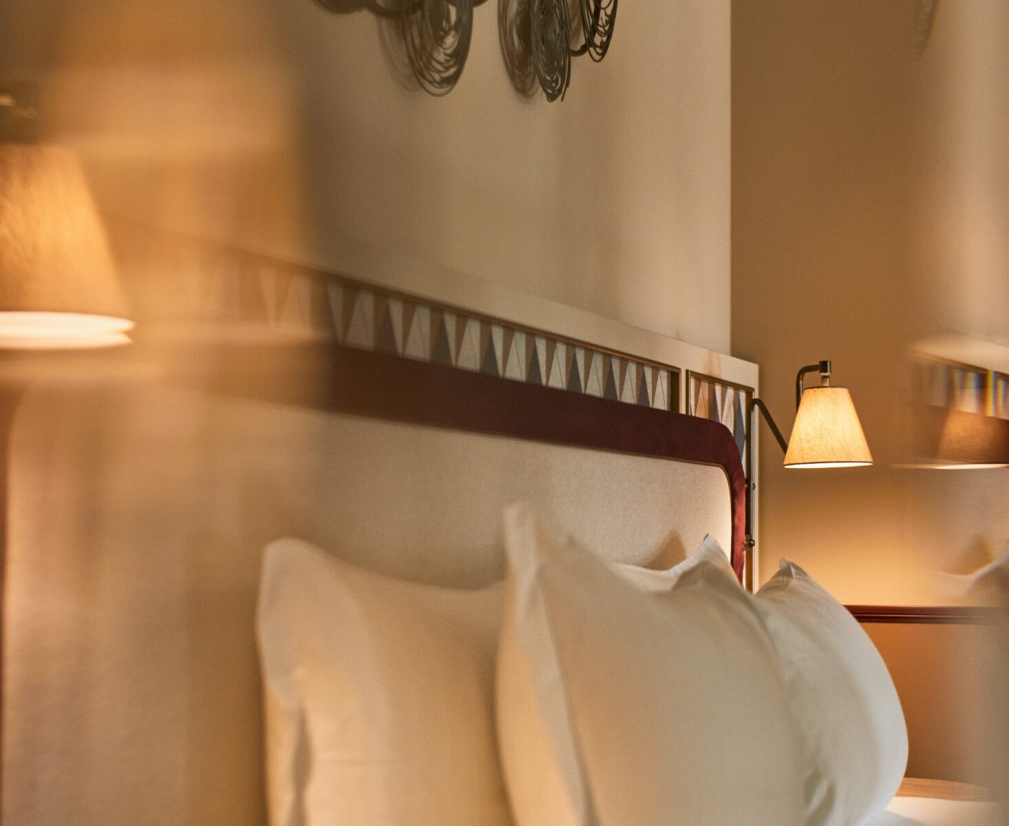 Dettaglio di lampada accesa e parete decorata – Homy Livia Verona