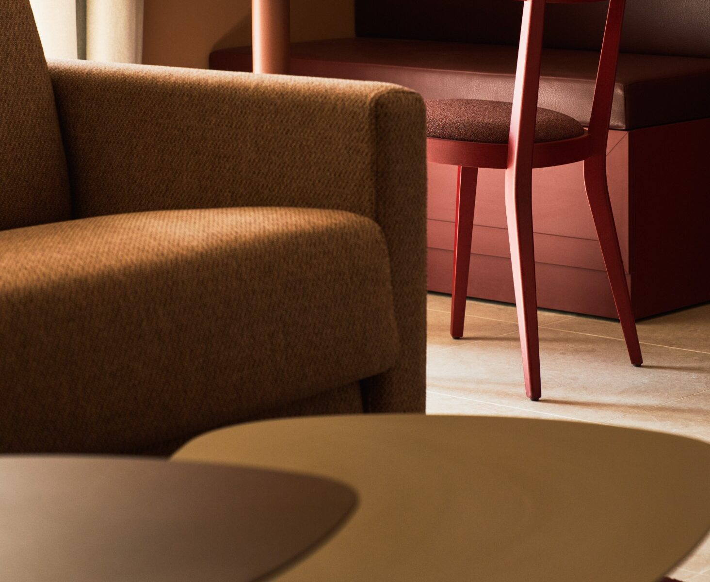 Dettaglio di sedia rossa e tavolino tondo in legno – Homy Livia Verona
