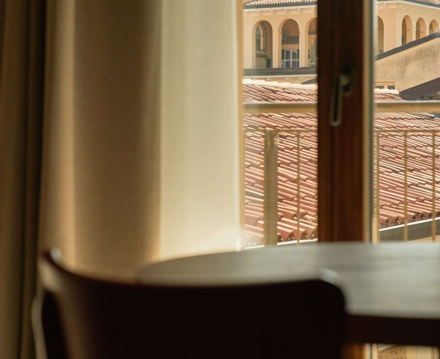 Vista da finestra su edifici storici di Verona – Homy Livia Verona