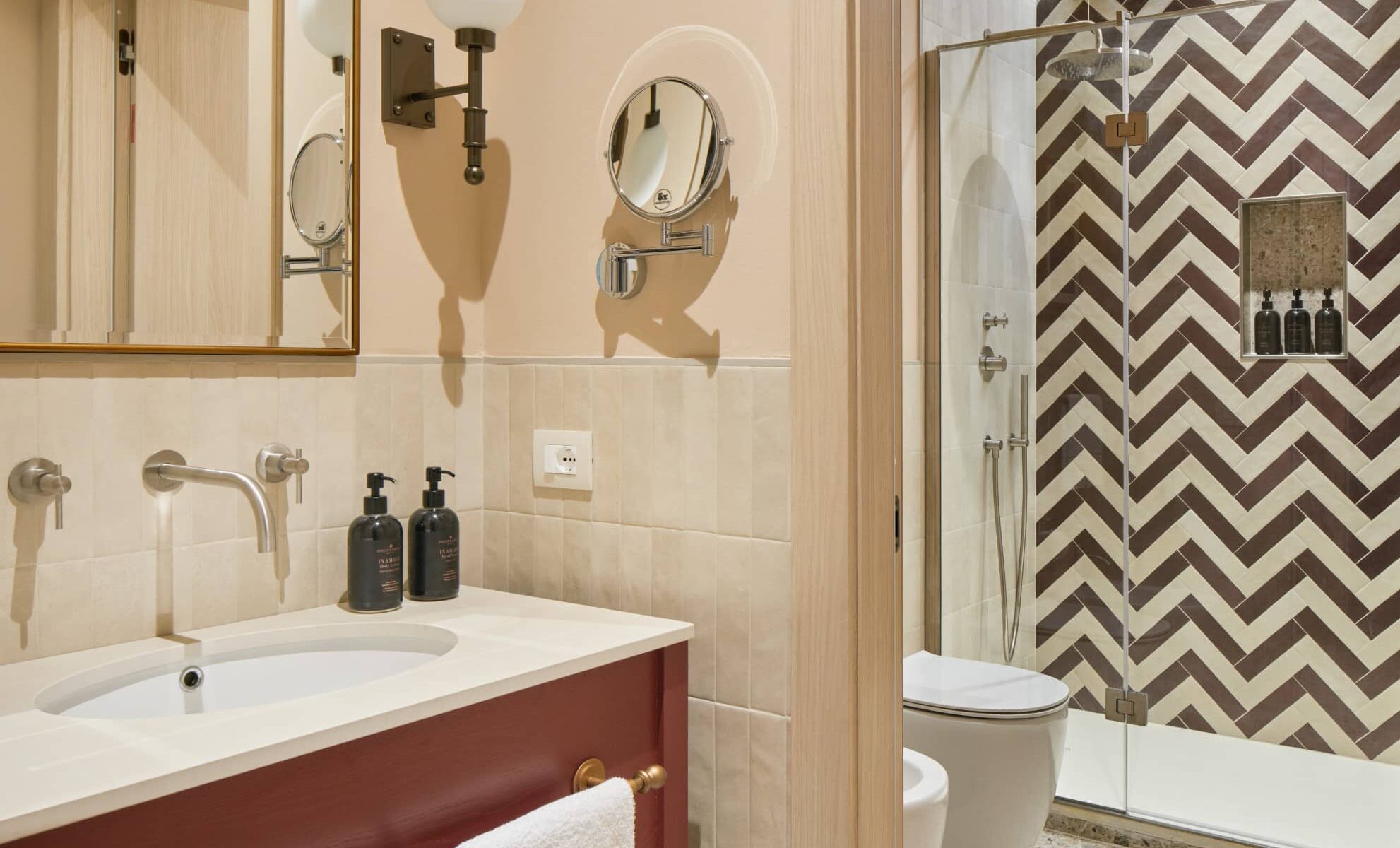 Bagno con lavabo rosso e doccia a parete decorata – Homy Livia Verona