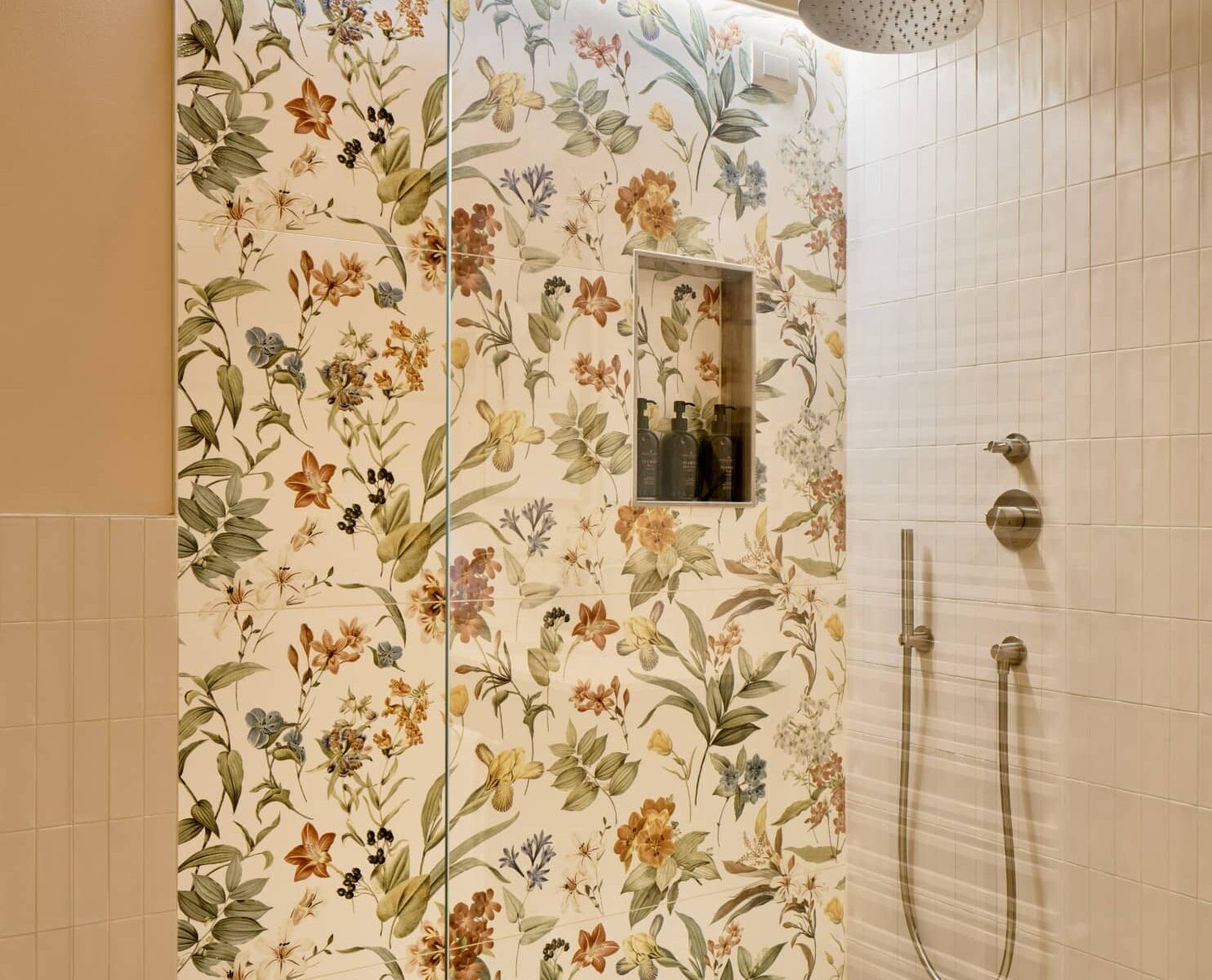 Bagno moderno con doccia in vetro e parete floreale – Homy Livia Verona