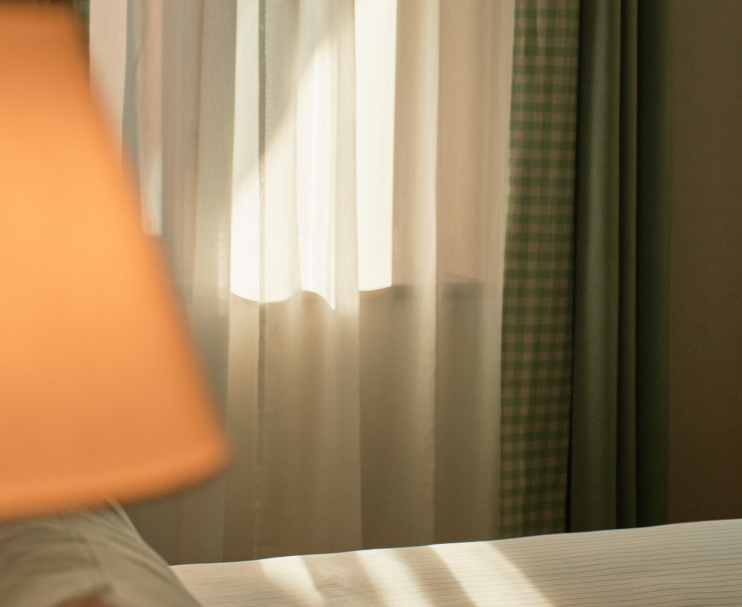 Dettaglio di lampada accesa su comodino – Homy Livia Verona