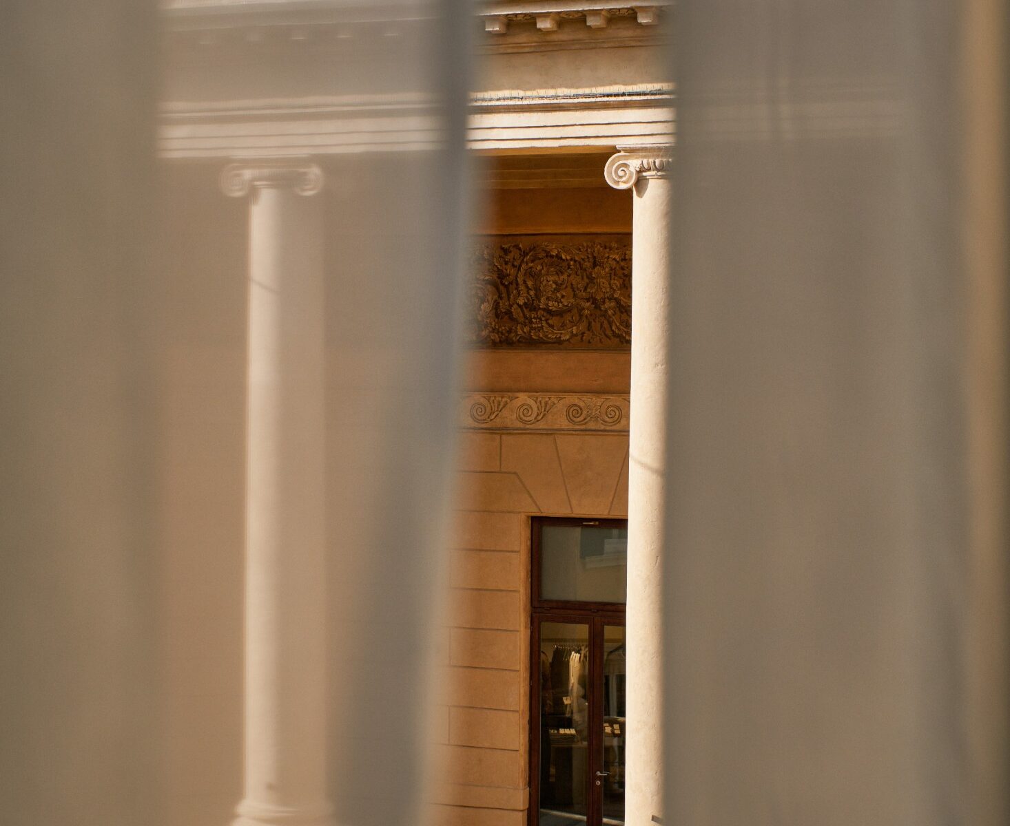 Dettaglio architettonico di colonna visto attraverso una tenda – Homy Livia Verona