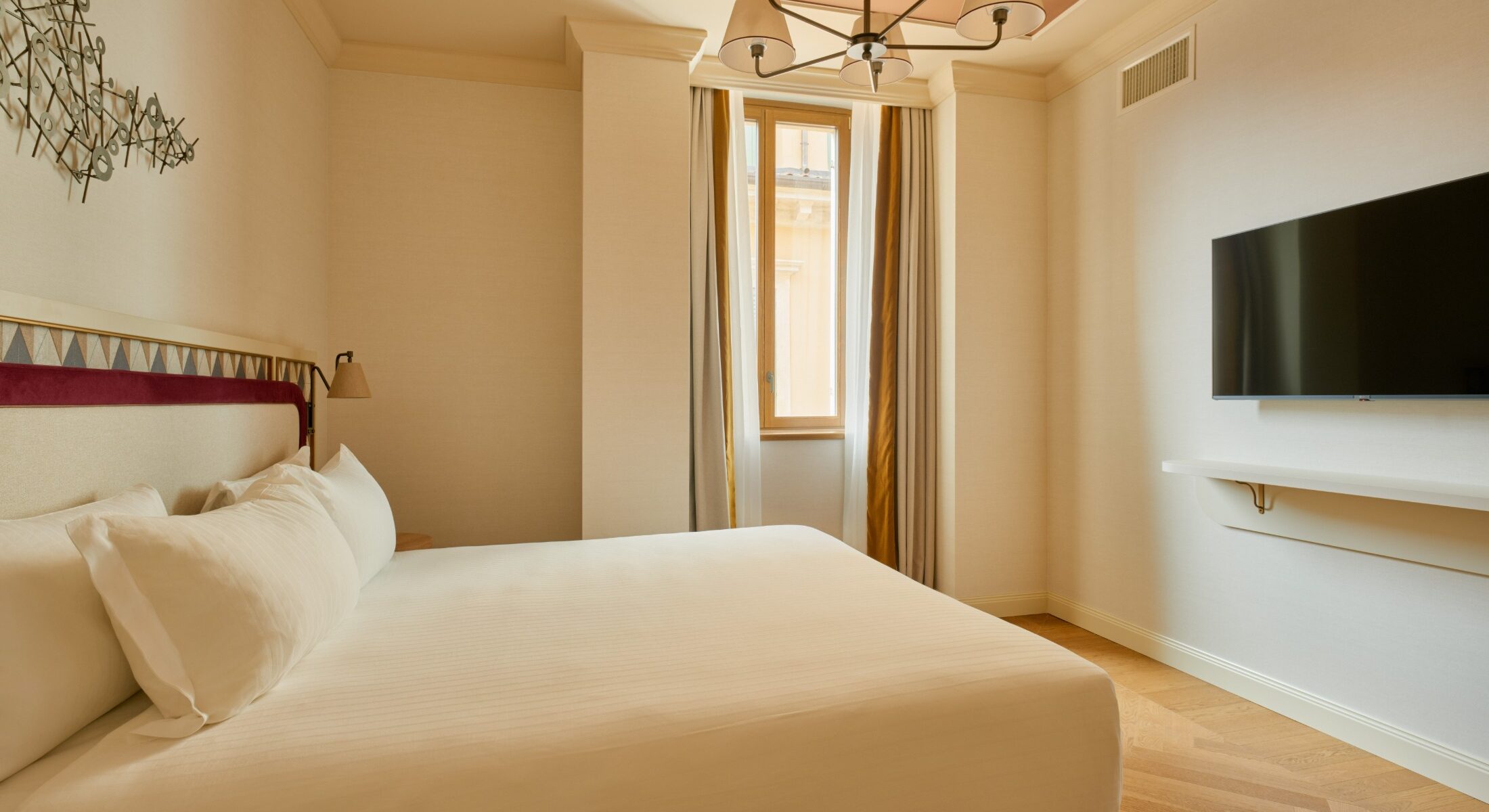 Camera con letto matrimoniale e finestra luminosa – Homy Livia Verona