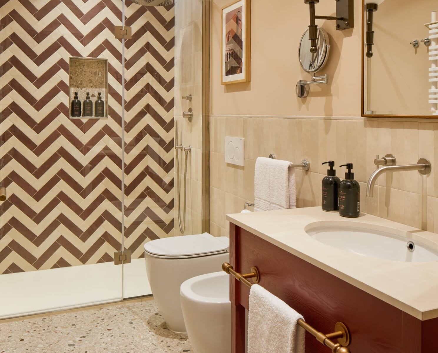 Bagno con piastrelle a zig-zag e mobile lavabo rosso – Homy Livia