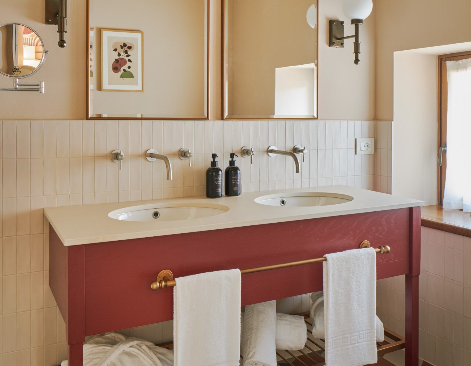 Bagno con doppio lavandino e pareti color avorio – Homy Livia Verona