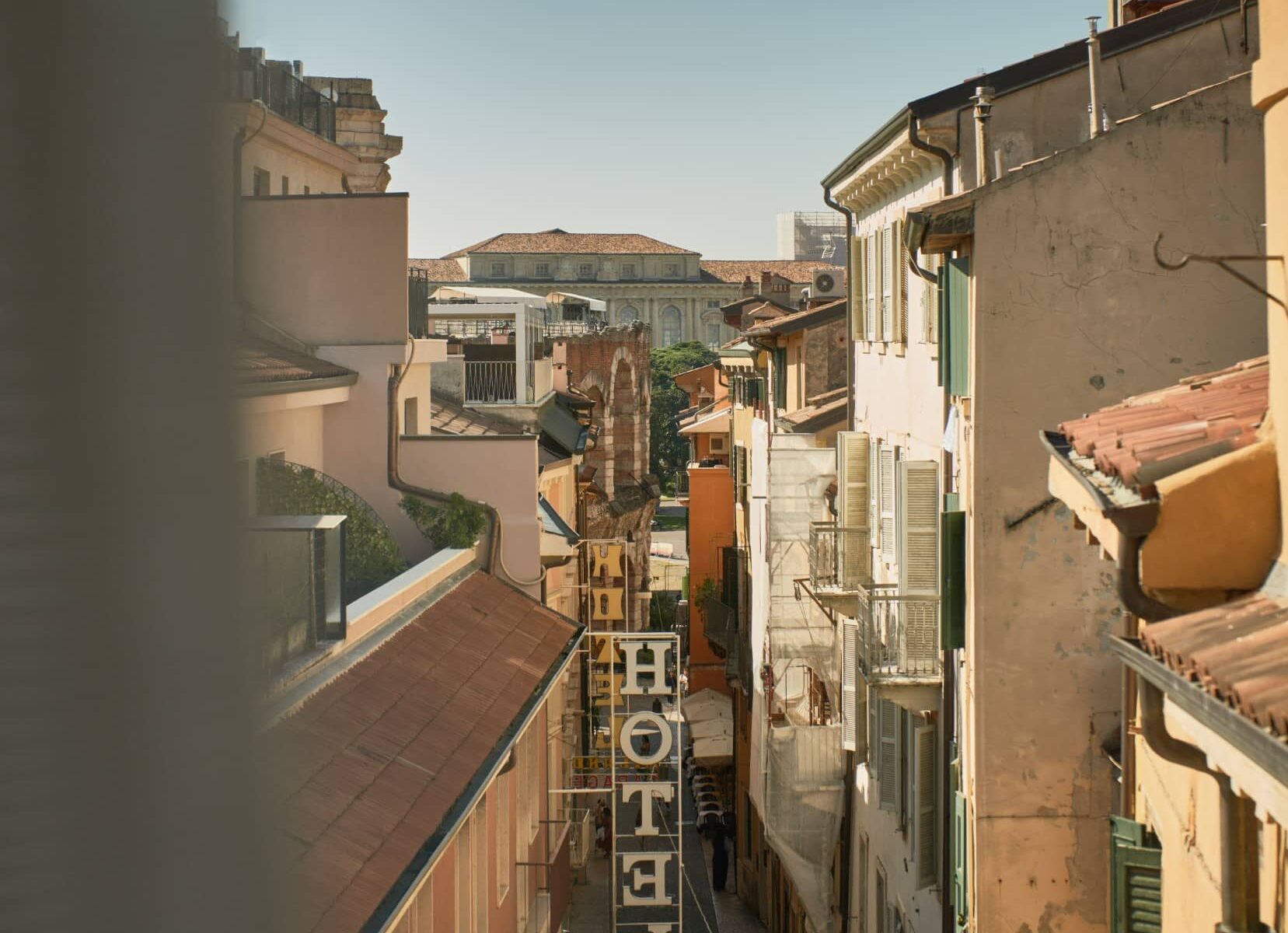 Vista sui tetti e sulle facciate storiche del centro di Verona – Homy Livia Verona