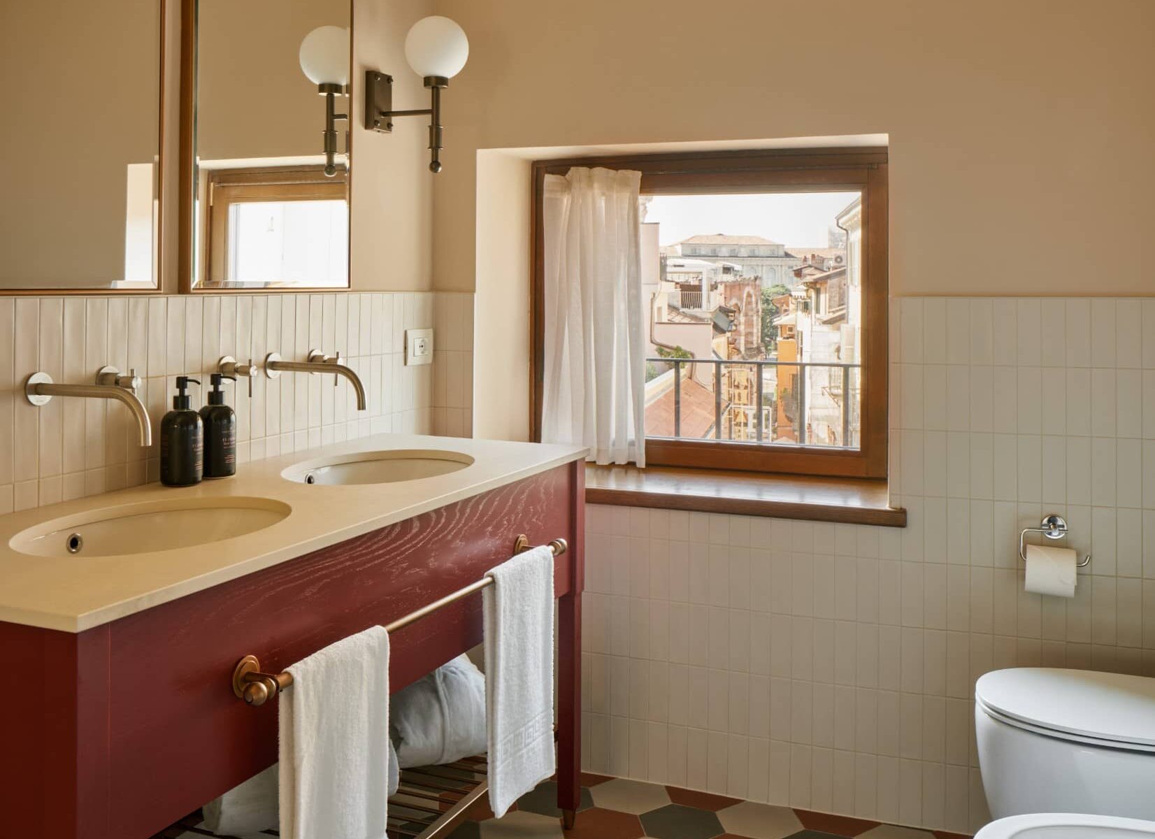 Bagno con doppio lavandino e pareti color avorio – Homy Livia Verona