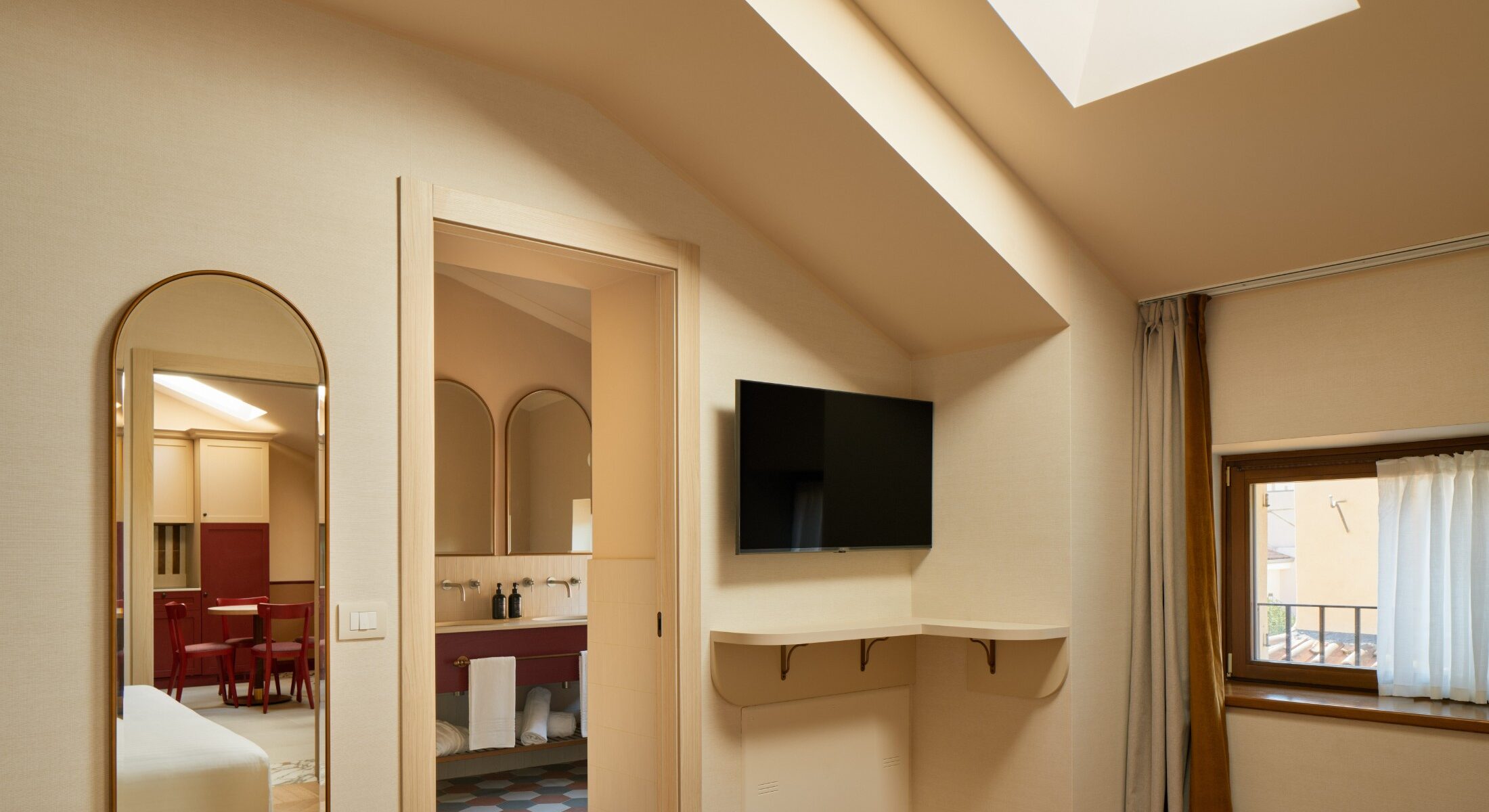 Zona notte con TV a parete e lucernario – Homy Livia Verona