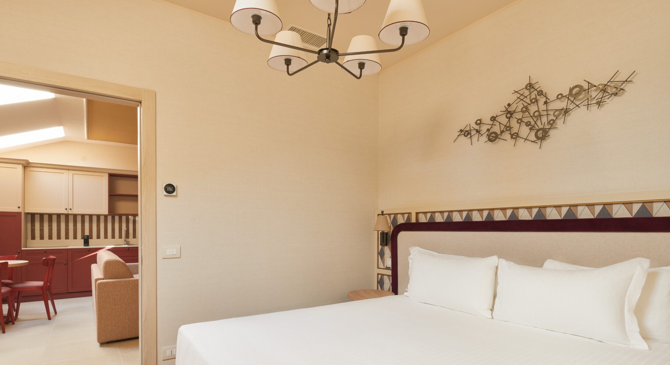 Camera con letto matrimoniale e soffitto mansardato – Homy Livia Verona