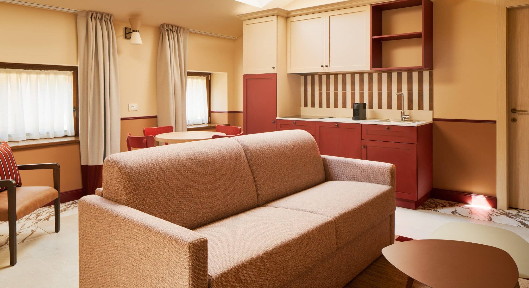 Soggiorno mansardato con divano beige e luce naturale – Homy Livia Verona