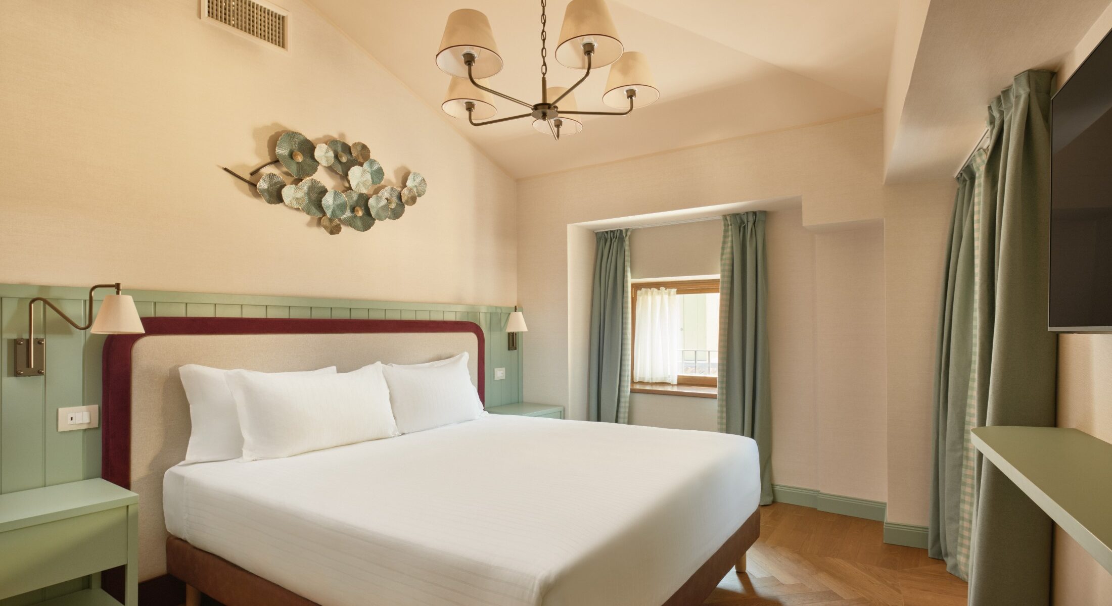 Camera matrimoniale con tende verdi e luce del mattino – Homy Livia Verona